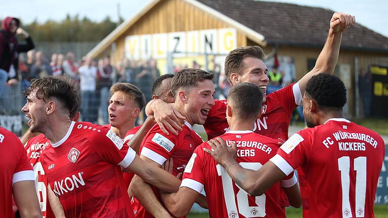 Die Würzburger Kickers wollen auch gegen den FC Augsburg II wieder jubeln. Die Würzburger Kickers wollen auch gegen den FC Augsburg II wieder jubeln.