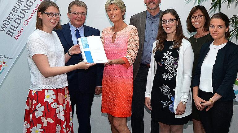 Antonia Lecht übergibt die wissenschaftliche Studie an Projektleiterin Lucia Rühling; Lothar Wegener, Vorstand Bürgerstiftung, Prof. Heinz Reinders, Lehrstuhl Empirische Bildungsforschung und Susanne Weisenberger, Bürgerstiftung Würzburg und Umgebung, freuen sich mit Melanie Kreuzer und Alexandra Irrgang über den erfolgreichen Abschluss ihrer Arbeit.