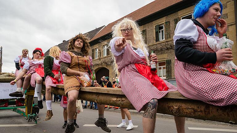 Rollentausch beim Bercher Faschingszug: die Planburschen in Frauentracht.