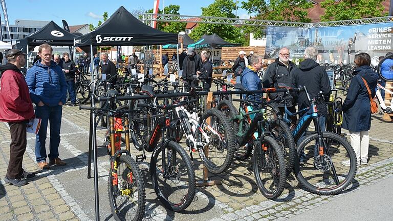 Umlagert. Die Stände mit E-Fahrrädern luden zu ausgiebigen Probefahrten ein.