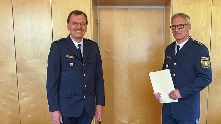 Polizeipräsident Gerhard Kallert (links) überreichte Polizeidirektor Thomas Gütlein, dem neuen Leiter der Schweinfurter Kripo, die Urkunde zur Amtseinführung.