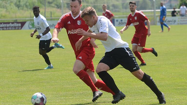 Laufduell: Maurice Kübert (links) vom TSV Karlburg stellt sich Luca Zeiß (FC Sand) entgegen.