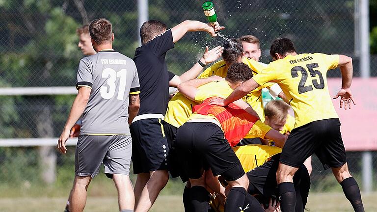 Die Eisinger Jubeltraube nach dem Schlusspfiff. Mittendrin jubelt Philipp Christ über den Aufstieg seines TSV.