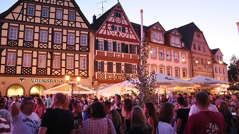 Vor der großen Marktplatz-Bühne wird wieder drei Tage lang gefeiert.