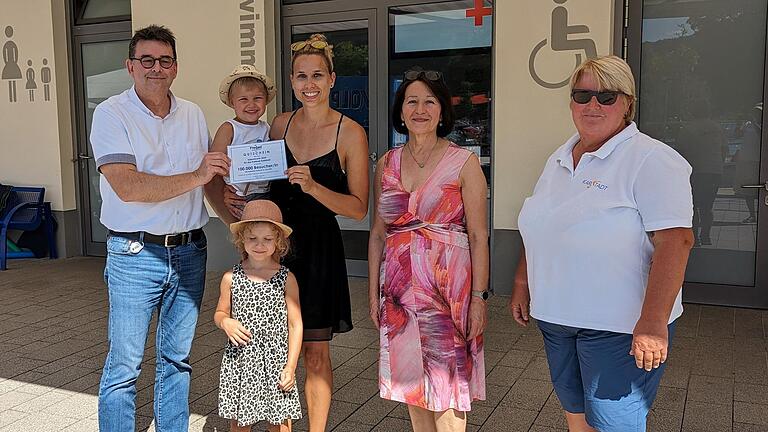 Werkleiter Christoph Fluhrer (von links), Tanja Sillmann mit Rosa und Emil, Martha Bolkart-Mühlrath und Betriebsleiterin Heike Maselli.