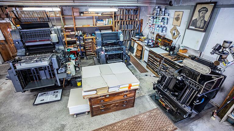 Das Herzstück der 'Ostheimer Zeitung': Die Druckerei mit der Heidelberger Buchdruckmaschine (rechts).
