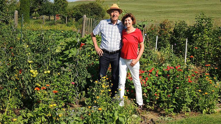 Karin und Ernst Schmitt genießen gerne gemeinsame Zeit in ihrem Garten.