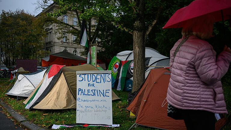 Neben der Neuen Universität am Sanderring in Würzburg (Hintergrund) haben Pro-Palästina-Aktivisten ein weiteres Protestcamp aufgeschlagen.