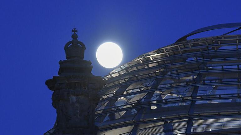 Reichstagskuppel im Mondschein       -  Norman Foster gilt als Meister der Superlative: Ob die Kuppel des Reichstags, der Hearst Tower in New York oder die Millenium-Brücke in London, in fast jeder Metropole steht ein Bauwerk des Architekturbüros Foster + Partners. Der Bad Neustädter Architekturstudent Alexander Gass durfte ein Jahr als Praktikant im Büro des Stararchitekten in London arbeiten.    &bdquo;Die Erfahrungen, die ich da gemacht habe, sind Gold wert&ldquo;, erzählt der 24-Jährige im Rückblick am Telefon aus Montpellier. Schon wieder ist Gass im Ausland, derzeit studiert er über das Erasmus-Programm in Südfrankreich. &bdquo;Ich will eine weitere Sprache lernen.&ldquo; Im Vergleich zu seinem Jahr im Foster-Büro ist das ein Spaziergang.    Als Praktikant in einem &bdquo;Riesenbüro&ldquo; dieses Renommees zu arbeiten sei &bdquo;ein Geben und ein Nehmen&ldquo;. Das Foster-Büro nennt Gass den Ort der ganz großen Chancen und Möglichkeiten. Zugleich würden aber auch reihenweise junge Leute regelrecht &bdquo;verheizt&ldquo;. &bdquo;Man muss sich das vorstellen wie eine Galeere. Das Schiff kommt voran, weil alle alles geben.&ldquo; Damit umgehen zu lernen sei eine der wichtigen Erfahrungen seines Jahres in London gewesen.   Gass stammt aus einer Architektenfamilie. Sein Vater Otto Gass arbeitete als Architekt am Bauamt in Schweinfurt. Schon während des Abiturs am Bad Neustädter Rhön-Gymnasium wurde Sohn Alexander klar, dass Architektur auch etwas für ihn sein könnte. Mathe, Physik, die Naturwissenschaften fielen ihm schon immer leicht. Von der Architektur erhoffte er sich die Möglichkeit, &bdquo;die Rationalität mit dem Kreativen zu verbinden.&ldquo; Sein anschließendes Architekturstudium in Stuttgart sollte ihn nicht enttäuschen. &bdquo;Das ist genau mein Ding.&ldquo; Gass hat aber auch gesehen, dass das nicht bei allen Kommilitonen der Fall war: &bdquo;Architektur ist sehr zeitaufwändig. Man muss mit Herzblut dabei sein, sich hingeben und es mögen.&ldquo; Die ein oder andere durchgearbeitete Nacht in der Uni sei nichts ungewöhnliches. Dafür sei die Formensprache der Architektur am Ende international, man könne später überall auf der Welt arbeiten.   Den Praktikumsplatz in Norman Fosters Büro vermittelte ihm einer seiner Stuttgarter Professoren, der selbst als Senior Executive Partner dort arbeitet. Einer von Gass' Entwürfen hatte den Professor überzeugt. &bdquo;Da hatte ich Riesen-Glück&ldquo;, erzählt der 24-Jährige. Viele Praktikanten bei Foster + Partners  stammen laut Gass von den besten Universitäten oder sind über Kontakte an einen der begehrten Plätze gekommen.   1400 Menschen arbeiten in dem Architekturbüro in London. Gass spricht von einer &bdquo;gigantischen&ldquo; Dimension und einer klaren Struktur für die Neulinge. In der Einführungswoche werde man zunächst &bdquo;motiviert und eingestimmt&ldquo;. &bdquo;Wenn ihr hier seid, gehört ihr zu den Besten&ldquo;, heize einer der Partner die Stimmung an. &bdquo;Dabei wird auch dort nur mit Wasser gekocht&ldquo;, sagt Gass. Die so aufgepeitschten jungen Menschen seien anschließend durchaus bereit, mehrere 100-Stunden-Wochen am Stück zu arbeiten. &bdquo;Als Praktikant bist du der Unterste in der Kette und oft der Letzte, der geht.&ldquo;    Drei, vier Monate lang hat auch Gass alles gegeben, mitunter bis in die Nacht hinein. Dann wurde ihm bewusst, dass er quasi noch nichts von London gesehen hat. Und er sagte erstmals: &bdquo;Nein, ich gehe jetzt nach Hause!&ldquo; &bdquo;Anfangs war meine Chefin sauer&ldquo;, erinnert sich Alexander Gass. Ab dem nächsten Tag sei ihre Beziehung aber eine andere gewesen, geprägt von Anerkennung und Respekt.  Gass, der sich gut vorstellen kann, einmal ein eigenes Architekturbüro zu führen, sagt für dessen Aufstellung habe er viel gelernt. &bdquo;Wer um 17 Uhr nach Hause geht, arbeitet einfach effektiver&ldquo; und &bdquo;Arbeit ist nicht alles.&ldquo; Nur mit entsprechenden Pausen und Ruhezeiten bleibe Motivation dauerhaft vorhanden.    Gearbeitet hat Alexander Gass im Studio vier, wo die Apple-Gebäude geplant werden, in unterschiedlichsten Teams an anspruchslosen, aber auch sehr verantwortungsvollen Aufgaben. &bdquo;Du bist da, wo gerade Hilfe gebraucht wird. Mitunter sitzt du plötzlich mitten in der Konferenz mit den Apple-Bossen.&ldquo; Konkret war er an der Planung von fünf Apple Stores beteiligt. Er hat Modelle gebaut, Details geplant, aber auch Entwürfe erstellt, währenddessen vielversprechende Kontakte geknüpft und interessante Vorträge gehört. Das alles für ein, wie Gass es sagt, &bdquo;faires&ldquo; Praktikantengehalt, von dem man sich ein WG-Zimmer leisten und selbst in London halbwegs ordentlich leben kann.   Norman Foster selbst ist er nur ein paar Mal begegnet. &bdquo;Wir hatten Augenkontakt, gesprochen haben wir nicht.&ldquo; Ein, zwei Mal im Monat besuche der mittlerweile über 80-Jährige das Büro. &bdquo;Dann stehen alle Kopf&ldquo;, erzählt Gass. Einen Tag zuvor treffe eine Mail ein. &bdquo;Lord Foster kommt morgen.&ldquo; Dann wird aufgeräumt und geordnet. Ist er da, wird die mitunter durchaus laute, manchmal chaotisch-wirbelnde Truppe, relativ still. Anschließend bricht wieder das Tohuwabohu vor der nächsten Deadline los.   Klar, die Arbeit in einem Büro wie &bdquo;Foster + Parnters&ldquo; werde immer schnelllebig und stressig sein. Daran ändern auch die kostenlosen Massagen und das vom Büro subventionierte Fitnessstudio nichts. Alexander Gass kann sich aber durchaus vorstellen, dort nach seinem Studium eine Zeitlang zu arbeiten. Natürlich gebe es dort die Stellen, die mit rund um die Uhr willigen Mitarbeitern besetzt sind. Die, das hat er gelernt, will er nicht. Es gebe aber auch die anderen. &bdquo;Die, die richtig Spaß machen. Wer fähig ist, findet das passende Team.&ldquo; Früher oder später soll es aber ein eigenes Architektenbüro für den Bad Neustädter sein, &bdquo;um eigene Dinge zu entwickeln&ldquo;, allerdings wohl nicht in Bad Neustadt. Auch wenn er gerne in der Saalestadt lebt, er kann sich nur schwer vorstellen mit seinen progressiven Ideen in der Region Fuß zu fassen. Kulturbauten, das ist Alexander Gass Vision, möchte er eines Tages entwerfen.