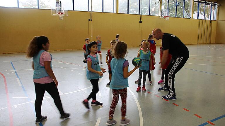 TV-Trainer Thomas Finster beim Handball-Training mit Zweitklässlern der Grundschule Gerolzhofen.