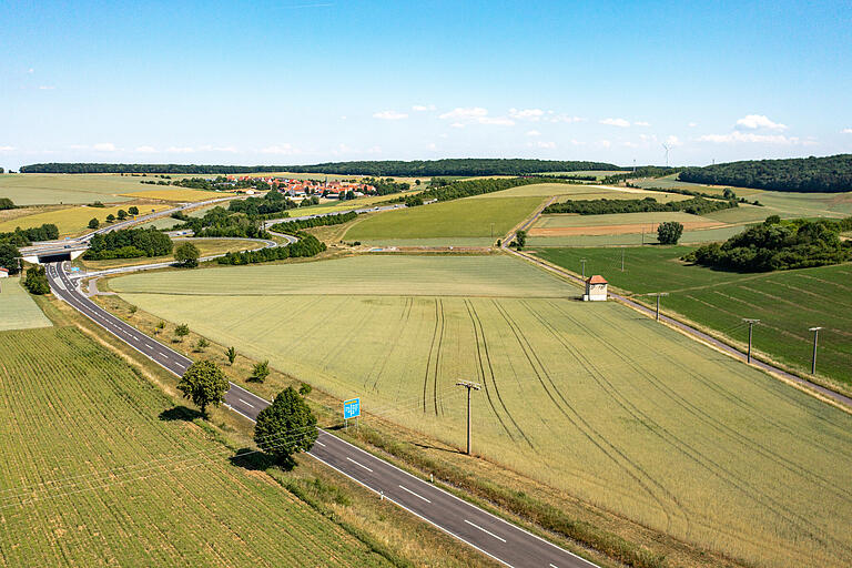 Direkt an der A7-Abfahrt  Wasserlosen möchte die Gemeinde ein Gewerbegebiet mit Nahversorgung errichten. Die Stromtrassenpläne blockieren aber das Vorhaben.