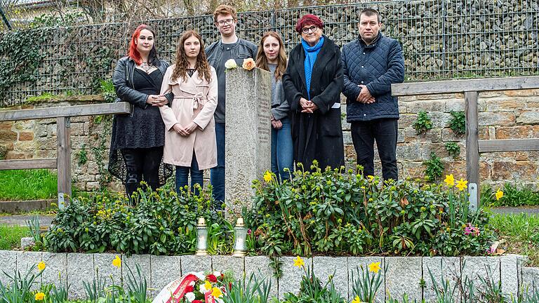 Anabel Späth, Caroline Neumann, Felix Rinke und Rosa Nolte vom Bayernkolleg (von links) gedenken zusammen mit Johanna Bonengel (Initiative gegen das Vergessen) und Michal Nowak vom polnischen Konsulat der 1945 ermordeten polnischen Zwangsarbeiterin Zofia Malczyk.