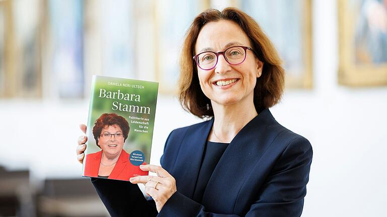 Die Regensburger Geschichtsprofessorin Daniela Neri-Ultsch mit einem druckfrischen Exemplar der von ihr geschriebenen Biografie über die frühere Landtagspräsidentin Barbara Stamm (CSU).