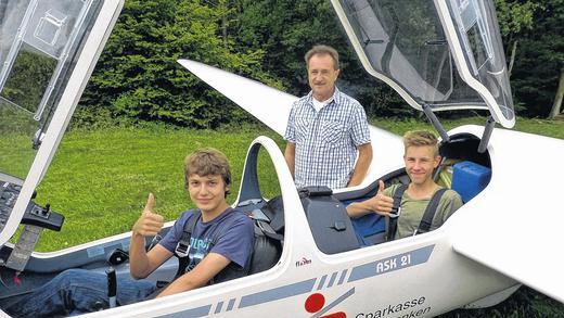 Alles okay: Noch dürfen Robert Geyer (links) und Lorenz Reichert nicht zusammen in die Luft gehen. Aber für ein Probesitzen im Schulflugzeug stiegen sie zusammen schon mal ins Cockpit. Vorsitzender Jürgen Denk freut sich mit den beiden Flugeleven, dass sie kürzlich ihren ersten Alleinflug absolvieren konnten.