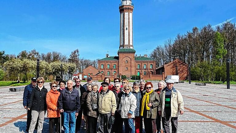 Vdk erlebt Pommern bei Schnee, Regen und Sonnenschein       -  (jul)   Ziel der ersten Mehrtagesfahrt des VdK Ortsverbandes Kitzingen unter Leitung von Waltraud Patz war das Seebad Kolberg an der polnischen Ostseeküste. Kolberg ist bekannt als See-, Moor- und Solebad.  Bei einem Stadtrundgang lernten die Ausflügler den Ort kennen. Weitere Ausflugsziele waren die Badeorte Henkenhagen, Funkenhagen, Groß Mölln und Köslin oder die Pommersche Seenplatte mit den fünf Seen und den Orten Belgard an der Persante, und der Drazigsee. Auch die Gärten in Hortulus in Dobrzyca, eine nichtalltägliche Gartenanlage, besichtigte die Gruppe, heißt es in einer Pressemitteilung. Außerdem stand ein Besuch in den Orten Treptow und Horst (im Bild) auf dem Programm. Den letzten Tag nutzten die Teilnehmer zu einem Strandspaziergang oder kehrten in ein Café ein. Jeden Abend gab es Schlager- oder Tanzmusik, aber auch ein Filmabend über Pommern, wie es war. &bdquo;Wir erlebten wunderschöne Tage, auch wenn wir wetterbedingt alles mitmachten: Regen, Sturm, Graupelschauer, Schneefall und Sonnenschein&ldquo;.