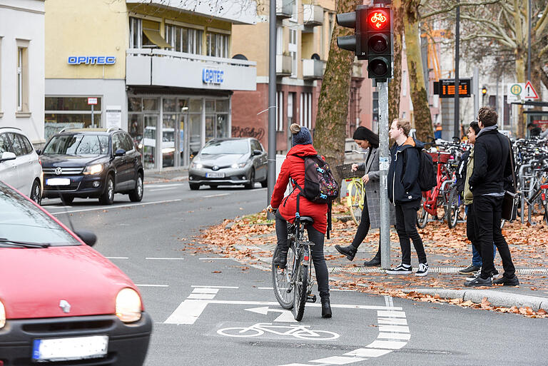 Eine bislang einzigartige Neuerung: das indirekte Linksabbiegen an der Kreuzung Friedrich-Ebert-Ring/Am Studentenhaus - eine von etlichen Maßnahmen, die die Stadt für Radfahrer umsetzte.