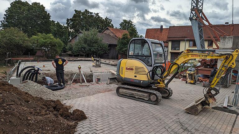 Die Arbeiten schreiten voran: Für das Betriebsgebäude der Schlauchpflegekompaktanlage in Oberelsbach wurden nun auch schon die Dach- und Spenglerarbeiten vergeben, wie Bürgermeister Denner in der jüngsten Sitzung des Marktgemeinderates bekanntgab.