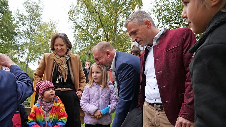 Dass der Obst- und Gartenbauverein Gerbrunn sich so intensiv und gut um die Kinder und Jugendlichen kümmert, freut Bezirksgeschäftsführerin Christine Bender vom Verein Gartenbau und Landespflege Unterfranken, den Landrat und Kreisvorsitzenden Thomas Eberth sowie den Landtagsabgeordneten und Bezirksvorsitzenden Thorsten Schwab (von links).