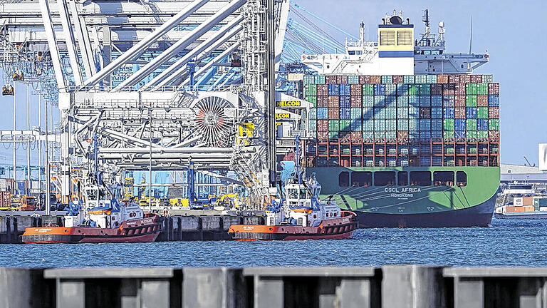 Containerschiff im Rotterdamer Hafen: Auch für deutsche Exporteure trübt sich die Perspektive ein. Containerschiff im Rotterdamer Hafen: Auch für deutsche Exporteure trübt sich die Perspektive ein.