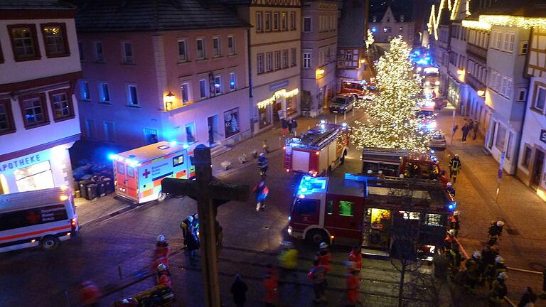 Überall in der Hauptstraße befanden sich Einsatzfahrzeuge. Überall in der Hauptstraße befanden sich Einsatzfahrzeuge.