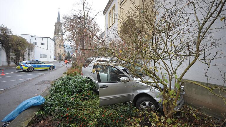 Erst von der Mauer des ehemaligen Vermessungsamts gestoppt wurde eine Unglücksfahrt am Sonntag gegen 13.30 Uhr in der Bad Kissinger Von-Hessing-Straße. Erst von der Mauer des ehemaligen Vermessungsamts gestoppt wurde eine Unglücksfahrt am Sonntag gegen 13.30 Uhr in der Bad Kissinger Von-Hessing-Straße.