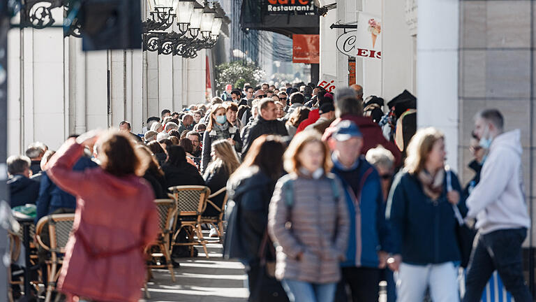 Personen.jpeg       -  In Deutschland beziehen Millionen von Menschen Bürgergeld - sowohl Deutsche, als auch Ausländer.