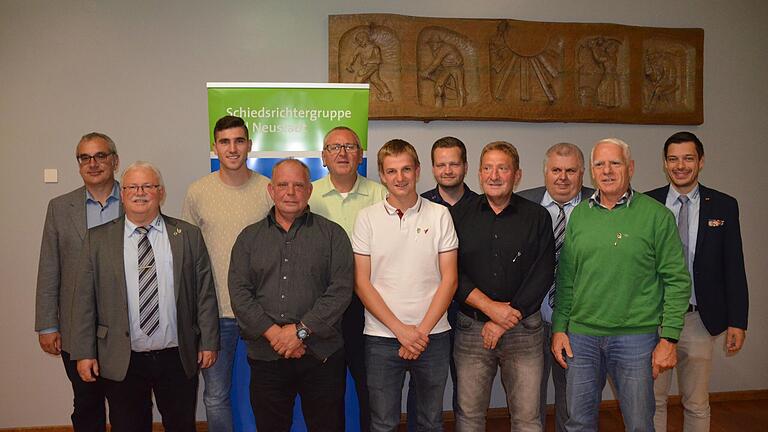 Aktive Spielleiter wurden beim Ehrenabend ausgezeichnet: von links BSA Udo Lenhard, stellv. GSO Norbert Hemmerich, Lukas Heid, Carsten Braungardt, Thomas Gegner, Benedikt Dorsch, Matthias Heusinger, Martin Warmuth, GSO Harald Schreiber, Horst Hartmann und stellv. GSO Sebastian Cornely.