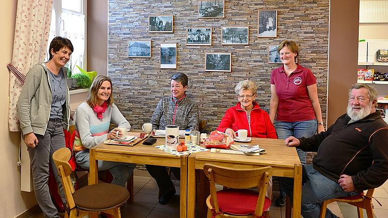 Gemütlich ist die Cafeteria-Ecke im Willmarser Dorfladen gestaltet, die sich als geselliger Treffpunkt etabliert hat. Die Verkäuferinnen Susanne Hofmann (Zweite von rechts)und Claudia Barthelmes (links) servieren gern eine Tasse Kaffee.