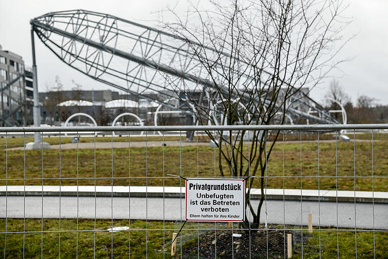 Der Blick durch den Zaun: Ab Februar wird dieser Stück für Stück abgebaut.&nbsp;