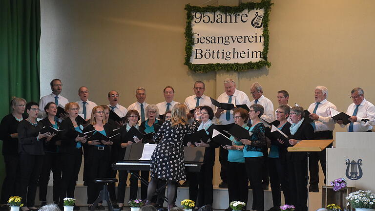 Dirigentin Eleonore Klein legte Wert auf jede Kleinigkeit beim Jubiläumskonzert des Gesangvereins Klangfarben Böttigheim.