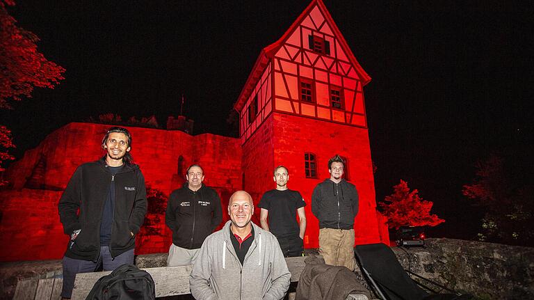 Ziemlich einsame Burgwache: Norbert Stark (vorne) und sein Team von Strong P.A. mit (von links) Maximilian Kundmüller, Rudi Bordhorn, Sebastian Bora und Felix Steiner bei der Night of Light in Königsberg. Ziemlich einsame Burgwache: Norbert Stark (vorne) und sein Team von Strong P.A. mit (von links) Maximilian Kundmüller, Rudi Bordhorn, Sebastian Bora und Felix Steiner bei der Night of Light in Königsberg.