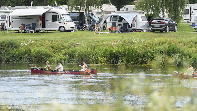 Volle Campingplätze und viel Verkehr auf dem Main: Der Campingplatz in Escherndorf. Aufgrund der Corona-Pandemie gibt es einen Campingboom - nihct nur an der Mainschleife.