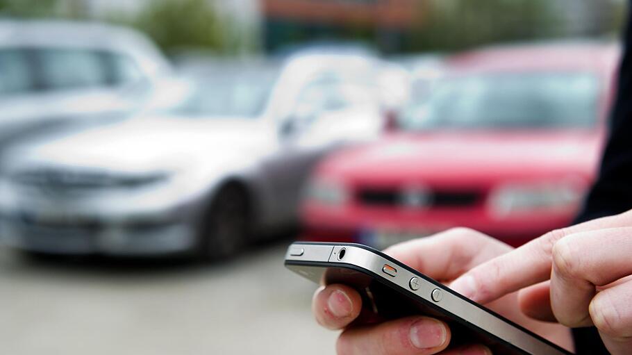 Mit dem Handy die nächste Fahrt buchen. Ein neues Gesetz macht den Weg für moderne, digitale Angebote zur Organisation der Personenbeförderung auch im ländlichen Raum frei.  Foto: Franziska Gabbert/dpa       -  Mit dem Handy die nächste Fahrt buchen. Ein neues Gesetz macht den Weg für moderne, digitale Angebote zur Organisation der Personenbeförderung auch im ländlichen Raum frei.  Foto: Franziska Gabbert/dpa