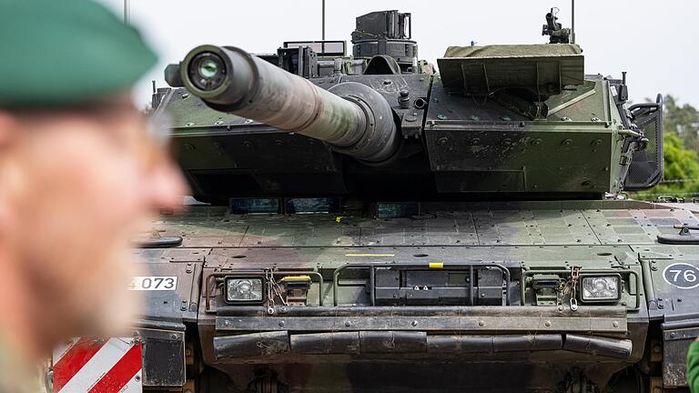 Ist am 17. Juni bei der dynamischen Gefechtsdarstellung zum Tag der Bundeswehr auf dem Übungsplatz am Würzburger Schenkenfeld aus der Nähe zu sehen: Leopard II A7V, der modernste Kampfpanzer der Bundeswehr. Ist am 17. Juni bei der dynamischen Gefechtsdarstellung zum Tag der Bundeswehr auf dem Übungsplatz am Würzburger Schenkenfeld aus der Nähe zu sehen: Leopard II A7V, der modernste Kampfpanzer der Bundeswehr. 