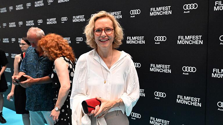 Juliane Köhler - Bei dieser Premiere war der Teppich türkis. Juliane Köhler - Bei dieser Premiere war der Teppich türkis.