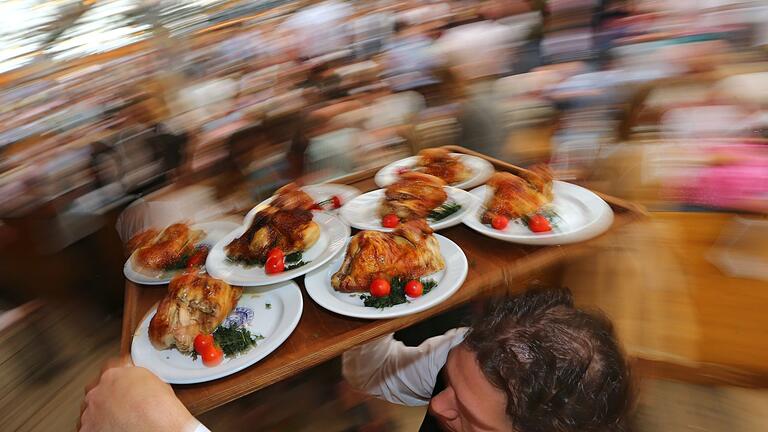 Bio-Streit auf der Wiesn       -  Wirte wollen die Chancen zu mehr Ökoprodukten - etwa Bio-Hendl -  auf dem Oktoberfest prüfen. (Archivfoto)