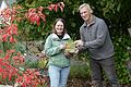 Ronny Zezula von der Kitzinger LBV-Gartenjuy überreicht Eva Harnisch die Auszeichnung für ihren vogelfreundlichen Garten.