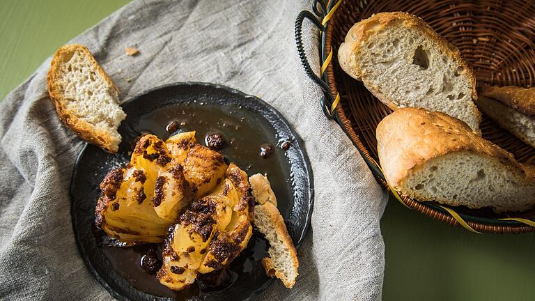 Mit Gewürzbutter gefüllte Zwiebel aus dem Airfryer       -  Onion Boils werden derzeit als Foodtrend gefeiert - wie hier, gefüllt mit Gewürzbutter, aus der Heißluftfritteuse.