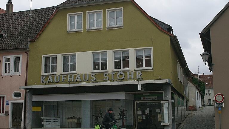 Im Kaufhaus Stöhr am Iphöfer Marktplatz sind die Lichter erloschen. Das Gebäude gehört der Stadt, die nun intensiv nach neuen Konzepten und einem Betreiber sucht.