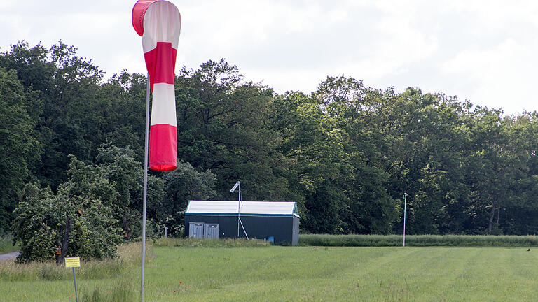Der Betreiber des in der Gemarkung Gössenheim liegenden Fluggeländes für Ultraleichtflugzeuge (Trikes) möchte die bisher eingeschränkte Zulassung des Flugbetriebes erweitern und strebt eine dauerhafte Genehmigung des Flugplates als Sonderlandeplatz an.

Gegen die Erweiterung und die damit verbundenen höhere Zahl der Starts und Landungen sprach sich der Gemeinderat Karsbach aus.