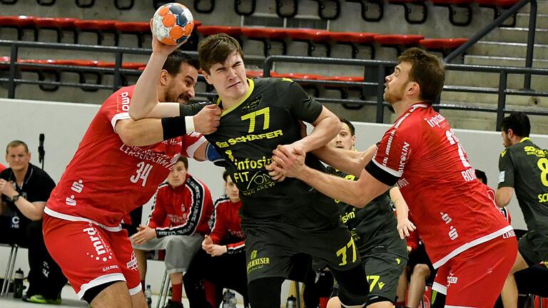Neuzugang Yannik Bialowas (am Ball) war in Ferndorf mit sieben Treffern nicht nur bester Rimparer Werfer, sondern avancierte mit seinem letzten Tor erneut zum Matchwinner.
