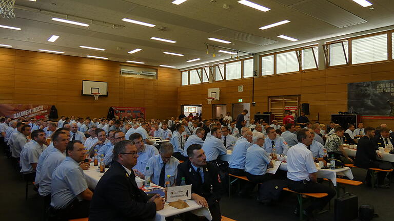 Die Kommandanten des Landkreises und ihre Stellvertreter versammelten sich zum Kreisfeuerwehrtag in der Turnhalle der Dominikus Savio Schule in Pfaffendorf. Die Kommandanten des Landkreises und ihre Stellvertreter versammelten sich zum Kreisfeuerwehrtag in der Turnhalle der Dominikus Savio Schule in Pfaffendorf.