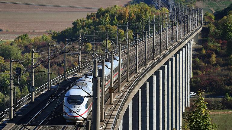 Die ICE-Strecke zwischen Fulda und Würzburg wird erneuert. Das Bild zeigt die Brücke bei Zellingen.