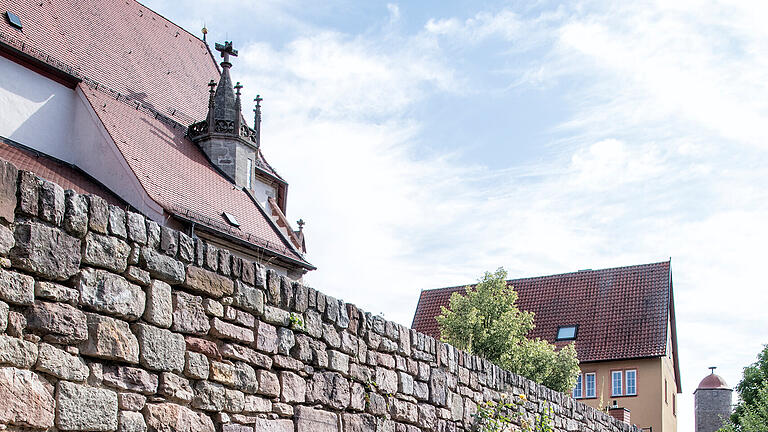 Ruhebänke Hammelburg - 'Ich finde die Idee mit den Ruhebänken sehr gut und hoffe, dass es gut angenommen werden wird', erzählt Theresa Schmid, Leiterin der Tourist-Info. Ruhebänke Hammelburg - 'Ich finde die Idee mit den Ruhebänken sehr gut und hoffe, dass es gut angenommen werden wird', erzählt Theresa Schmid, Leiterin der Tourist-Info.