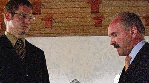 Juli 2003: In seiner ersten Kreistagssitzung als Landrat vereidigte Thomas Habermann (rechts, damals noch mit Schnurrbart) den neuen Kreisrat Matthias Gerstner. Der Trappstädter rückte damals eben für Habermann in das Gremium nach. Juli 2003: In seiner ersten Kreistagssitzung als Landrat vereidigte Thomas Habermann (rechts, damals noch mit Schnurrbart) den neuen Kreisrat Matthias Gerstner. Der Trappstädter rückte damals eben für Habermann in das Gremium nach.