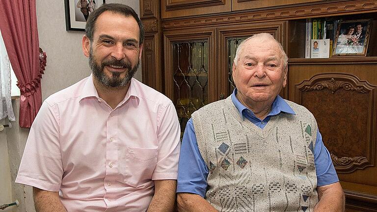 Josef Säger aus Steinsfeld feierte am Sonntag seinen 90. Geburtstag. Dazu gratulierte auch Bürgermeister Holger Baunacher. Josef Säger aus Steinsfeld feierte am Sonntag seinen 90. Geburtstag. Dazu gratulierte auch Bürgermeister Holger Baunacher.