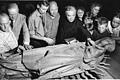 Madonnenraub       -  August 1963: Riemenschneiders &bdquo;Rosenkranz-Madonna&ldquo; kehrt nach neunmonatiger Restaurierung in den Werkstätten des Landesamtes für Denkmalpflege in München in die Wallfahrtskirche &bdquo;Maria im Weingarten&ldquo; bei Volkach zurück. Darüber freuen sich Geistlicher Rat Simon Himmel und weitere Mitglieder der Kirchengemeinde, Dr. Johannes Taubert vom Landesamt für Denkmalpflege und Volkacher Kinder. Archiv-