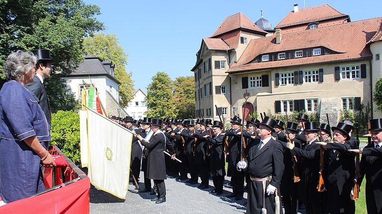 Ebenfalls eine Tradition, wie die Heimführung der Braut: Die Bürgerwehr in Rüdenhausen feierte im vergangenen Jahr ihr 400-jähriges Bestehen. Maria Fürstin zu Castell–Rüdenhausen und ihr Sohn Otto (links) erwarteten die 105 angetretenen Rüdenhäuser im Schlosspark. Ebenfalls eine Tradition, wie die Heimführung der Braut: Die Bürgerwehr in Rüdenhausen feierte im vergangenen Jahr ihr 400-jähriges Bestehen. Maria Fürstin zu Castell–Rüdenhausen und ihr Sohn Otto (links) erwarteten die 105 angetretenen Rüdenhäuser im Schlosspark.
