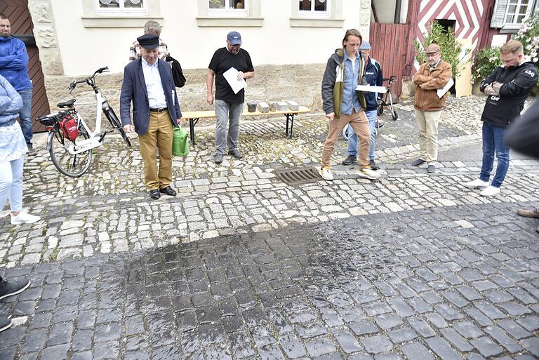 In der Marienstraße ist getestet worden, ob das schwarze Basaltpflaster auch bei Nässe gut begehbar ist. In der Marienstraße ist getestet worden, ob das schwarze Basaltpflaster auch bei Nässe gut begehbar ist.