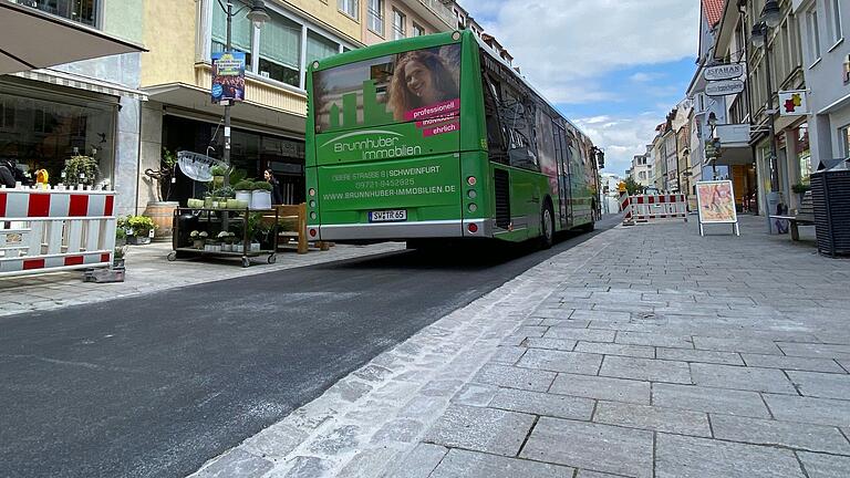 So sah das Asphaltband in der Rückertstraße in Schweinfurt kurz nach der Fertigstellung aus, dunkelgrau statt beige. Durch das geplante Abschleifen wird es in der Farbe den rechts zu sehenden Pflastersteinen ähnlich. So sah das Asphaltband in der Rückertstraße in Schweinfurt kurz nach der Fertigstellung aus, dunkelgrau statt beige. Durch das geplante Abschleifen wird es in der Farbe den rechts zu sehenden Pflastersteinen ähnlich.